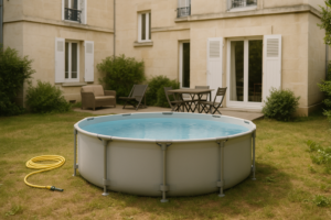 Piscine hors sol : installée dans le jardin d'une maison en location
